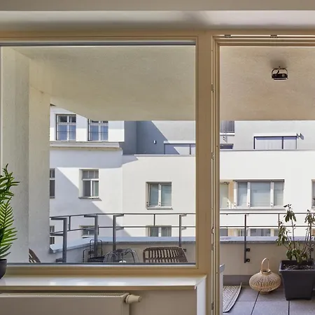 Contemporary Near Wenceslas Square By Days アパート *